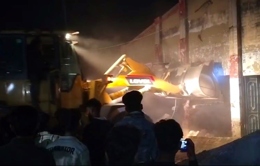 পাবনায় গুড়িয়ে দেয়া হলো আ.লীগ কার্যালয়; শেখ পরিবারের নামফলক ভাংচুর